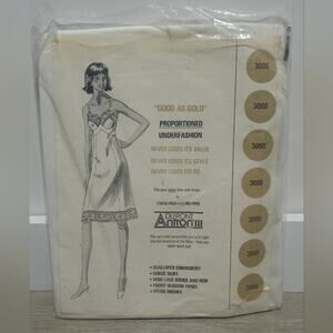 Movie Star Vintage 1950's White Slip Lace Bodice Nightgown Size Medium NWT